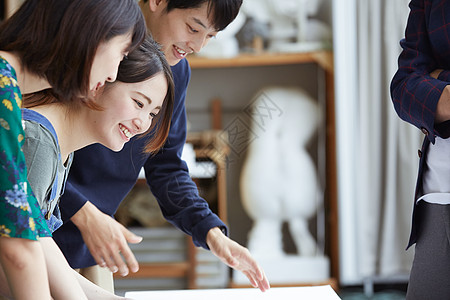 室内学生欣赏艺术图片