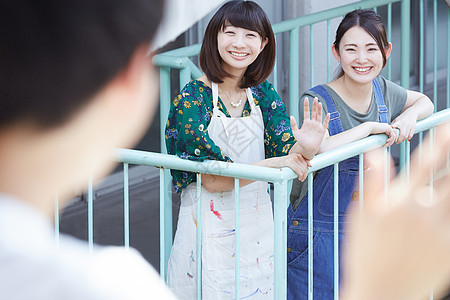 高校女生跟对面学生打招呼图片