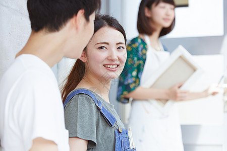 年轻学生正在交谈图片