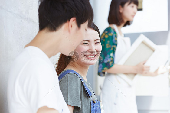 年轻学生正在交谈图片