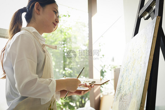 日光下画一张照片的学生图片