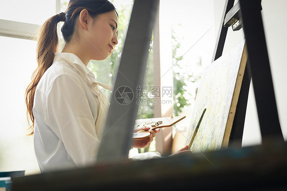 画水彩画的女学生图片