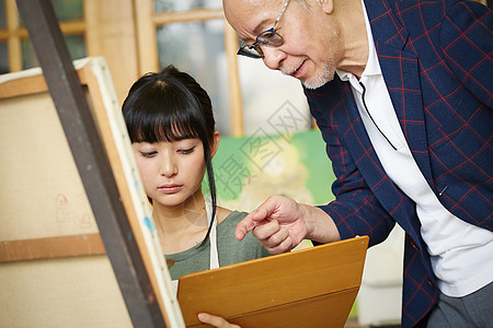 日本人拍照双人画图片的年轻和前辈图片