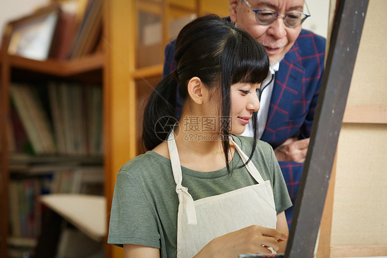 美术女大学生和老师讨论画面图片