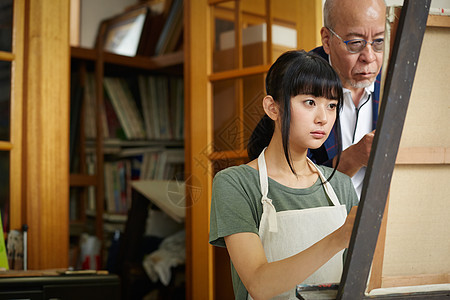 美术女大学生和老师讨论画面图片