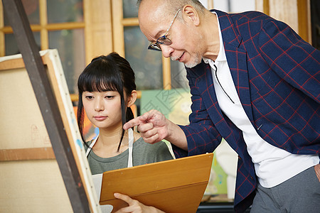 美术老师油画教学指导女学生图片