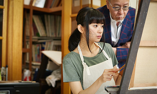 美术老师油画教学指导女学生图片