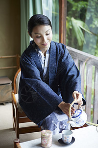 日本放松精美享受温泉旅行的妇女图片