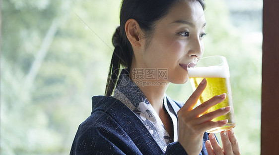 单身旅行放松的姐妹出游在旅馆的妇女饮用的啤酒图片