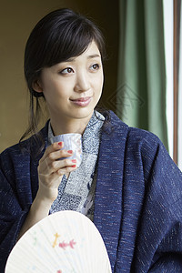 日本茶平静假期享受温泉旅行的妇女图片