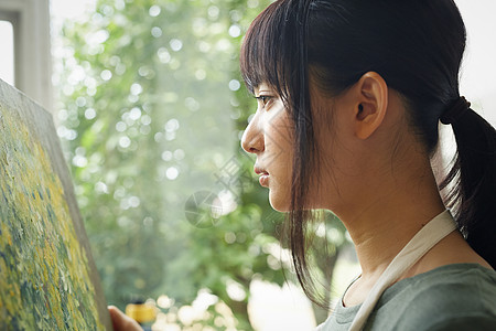 人物掌握小学生画一张照片的妇女图片