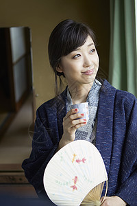 日本人绿茶房间享受温泉旅行的妇女图片