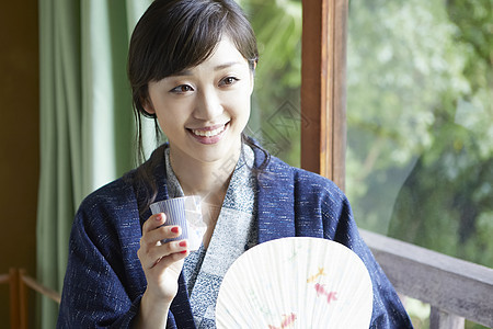 单人日本茶1人享受温泉旅行的妇女图片