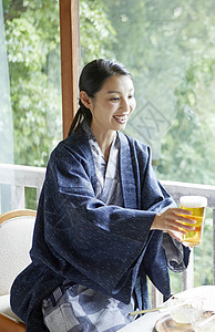房间度假冷却在旅馆的妇女饮用的啤酒图片