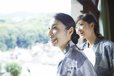 日式旅店打破精美享受温泉旅行的妇女图片