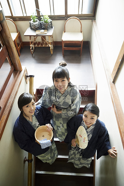 脚步3人假日享受温泉旅行的妇女图片