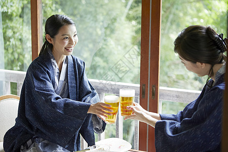 客房放松的人类在旅馆的妇女饮用的啤酒图片