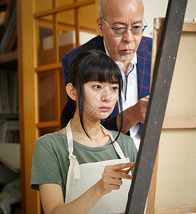 女士们肖像室内画图片的年轻和前辈图片