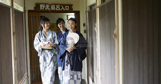 笑容亲密日本享受温泉旅行的妇女图片