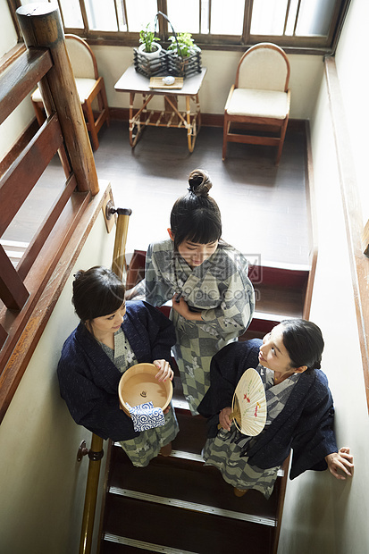 日式旅店旅馆脚步享受温泉旅行的妇女图片