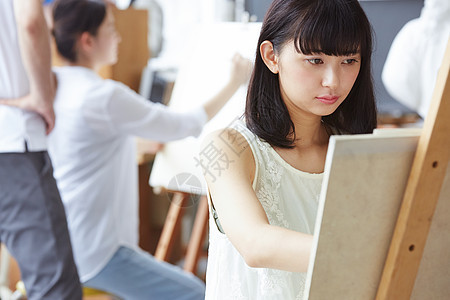 高校男人们拍照画一张照片的妇女图片