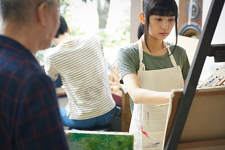 大学艺术上半身画一张照片的妇女图片