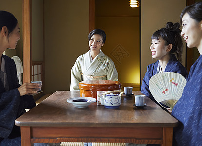 坐着日本人招待客栈的女主人图片