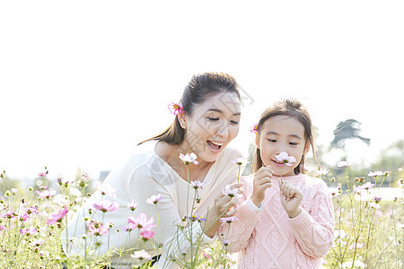 花丛里的母女图片