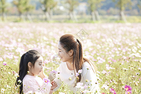 花丛里的母女图片