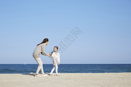 走在海边的母女图片