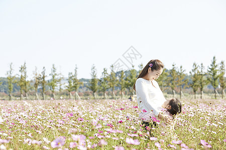 花丛里的母女图片