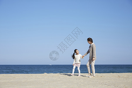 走在海边的母女图片