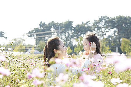 花丛里的母女图片