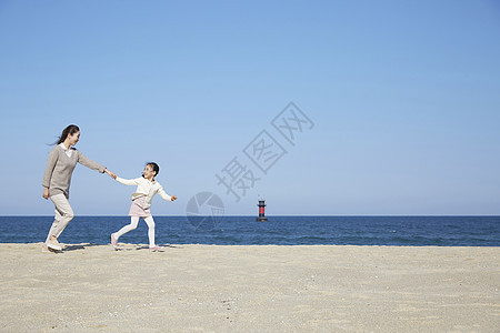 海边沙滩上母女图片