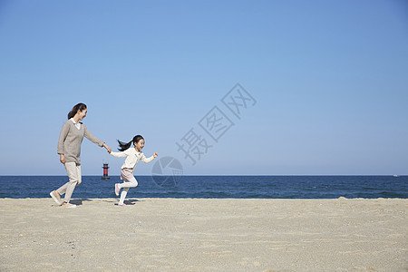 海边沙滩上母女图片