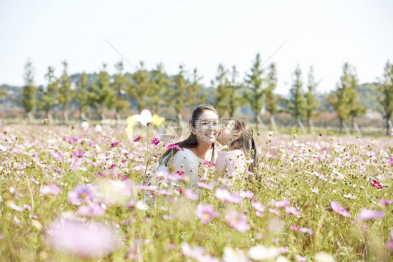 花丛里的母女图片