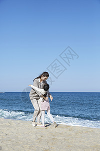 假期海边的母女旅行图片