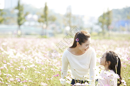 母亲带着女儿公园游玩图片