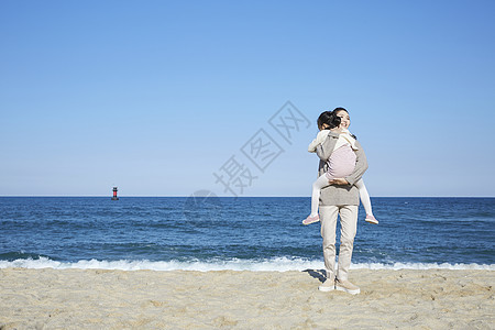 假期海边的母女旅行图片