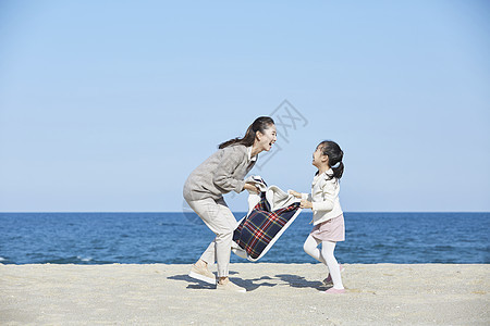 假期海边的母女开心旅行图片