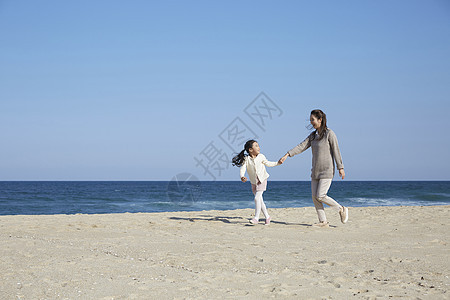 假期海边的母女旅行图片