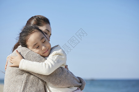 成人韩国拥抱母亲女儿旅行海洋图片