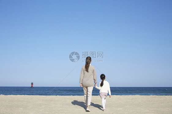 海边的母女牵手背影图片