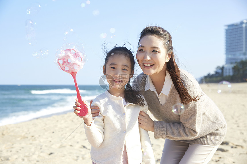 假期海边的母女旅行高清图片下载-正版图片502141837-摄图网
