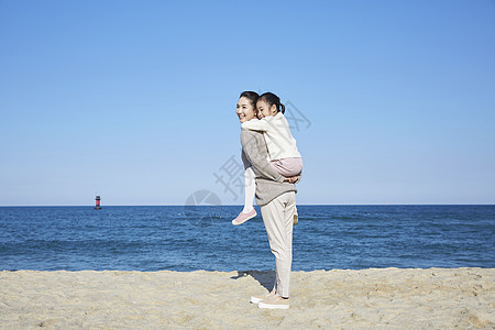 风家庭亚洲人母亲女儿旅行海洋图片