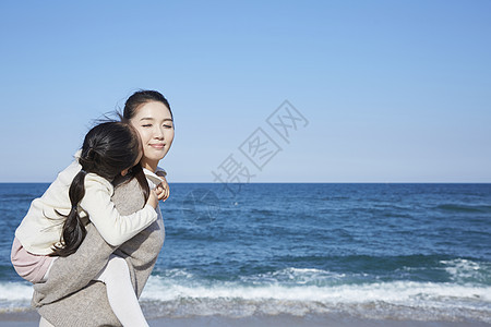 文科硕士生活放松母亲女儿旅行海洋图片