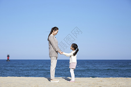 海边的母女牵手旅行图片