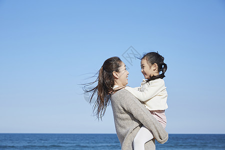分庭律师亚洲人幸福母亲女儿旅行海洋图片