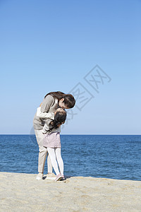 假期海边的母女旅行图片