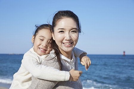 半身像波动表示母亲女儿旅行海洋图片